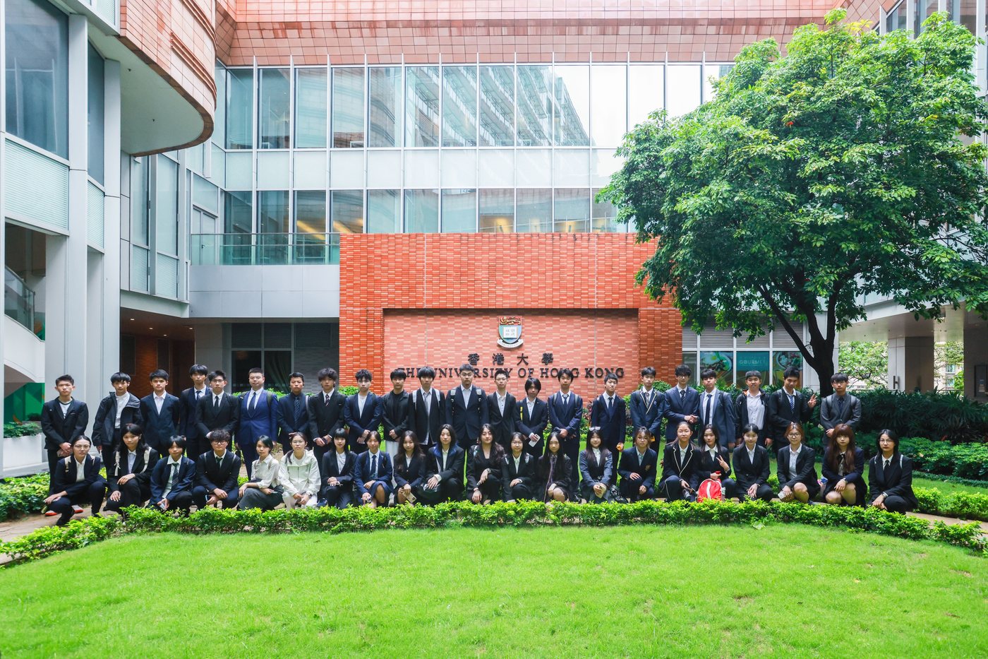 无涯学员在香港大学校徽墙前合影