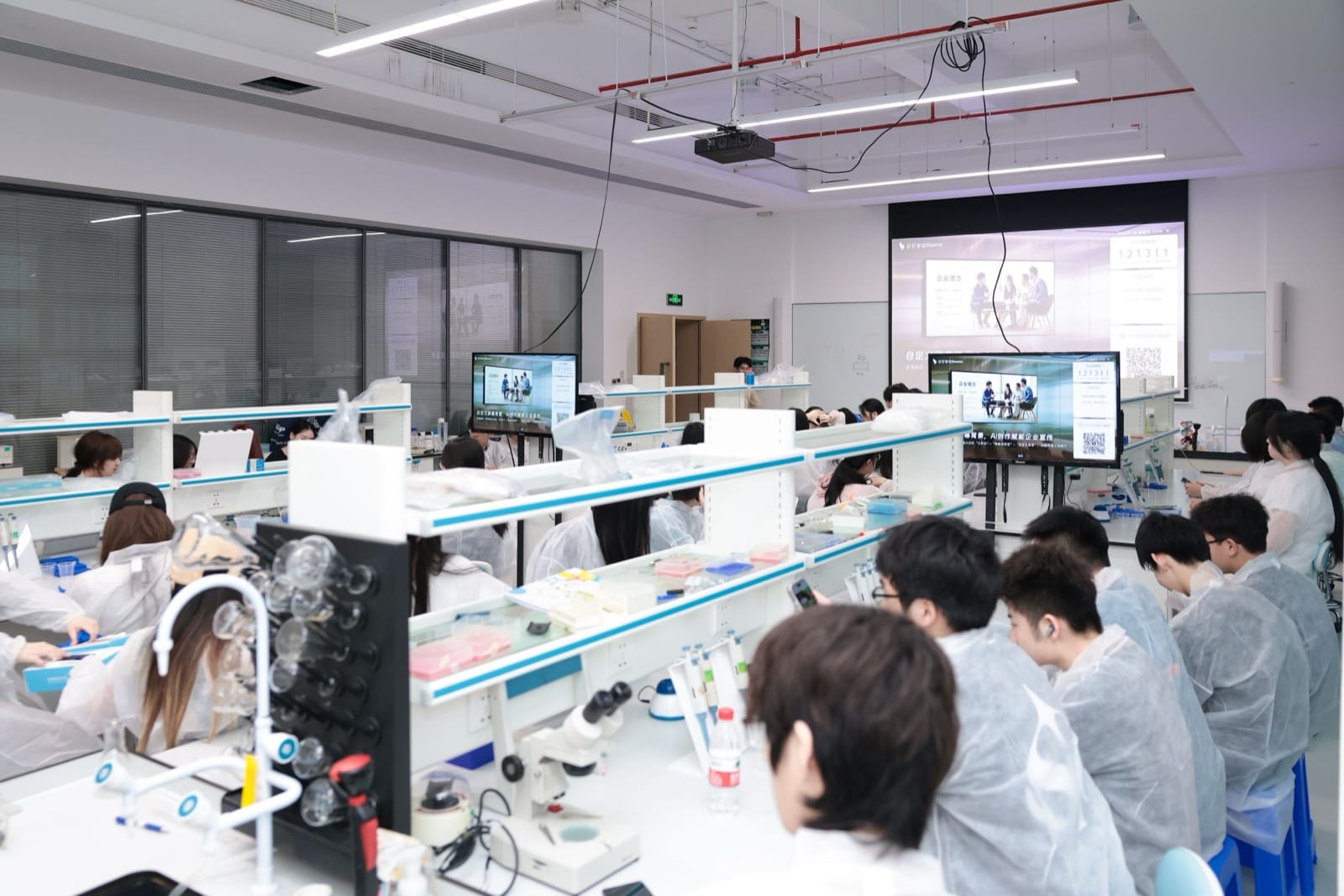 生命科学与医疗医药 · 项目现场与主题学习