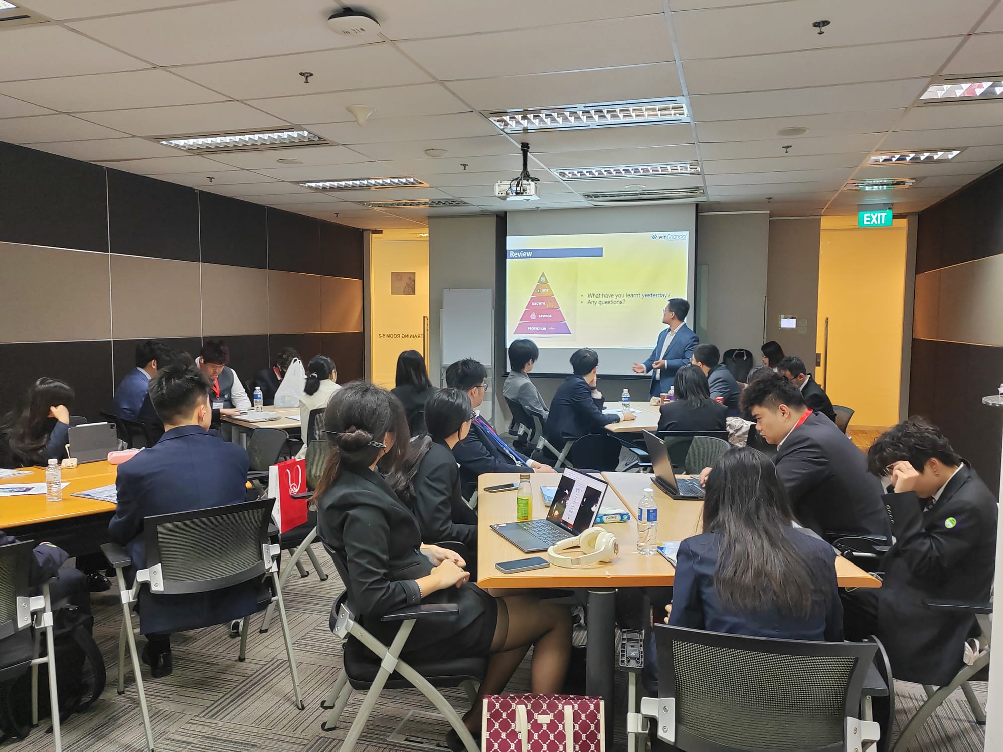 新加坡TOP500强金融名企实训项目 · 真实项目现场 36